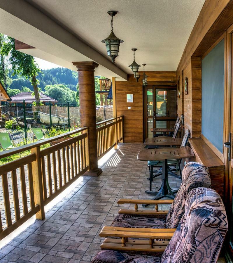 Domki I Pokoje U Borsa Lesko Exterior photo